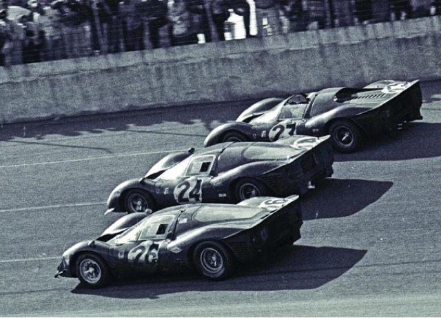 Momento en que los tres Ferraris, ganan en suelo americano las ’24 Horas de Daytona’