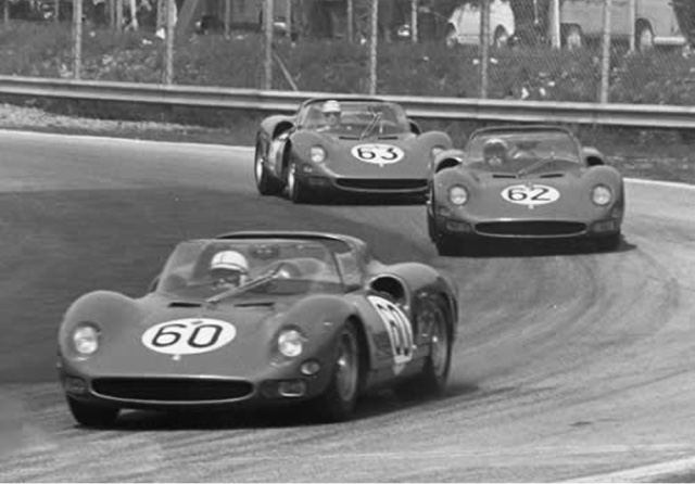 1000 km de Monza, abril 25, de 1965 – Adelante #60 330P2 (Surtees-Scarfiotti), que terminó 2do, le sigue otro 330 P2 #62 (descalificado) y un 275 P2 #63 ganador de la prueba, pilotado por Parkes-Guichet