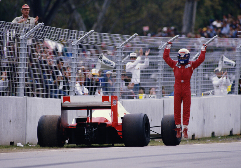 Alain Prost celebra un campeonato del mundo
