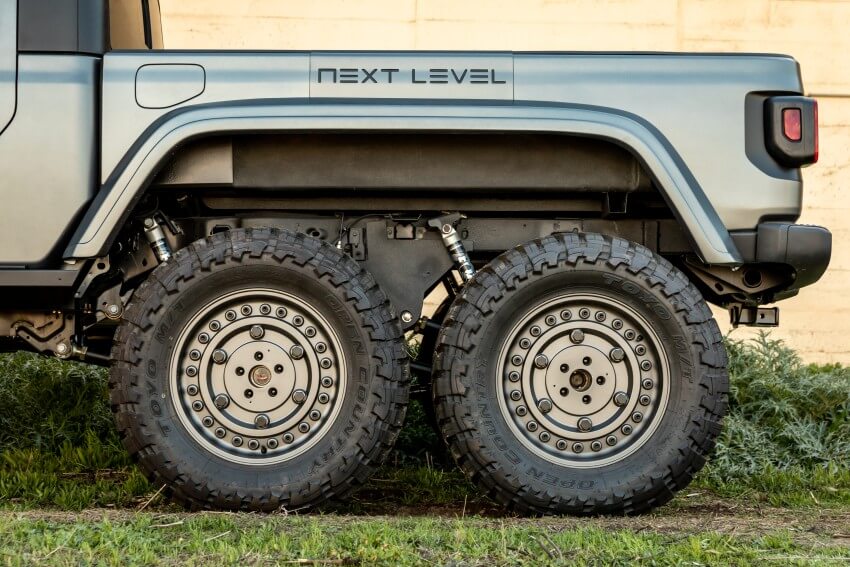 Detalle de las ruedas traseras del jeep gladiator next level 6x6
