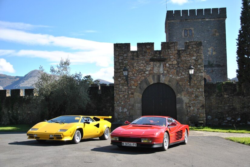 Lamborghini Countach y Ferrari Testarossa entrada principal de Torre Loizaga