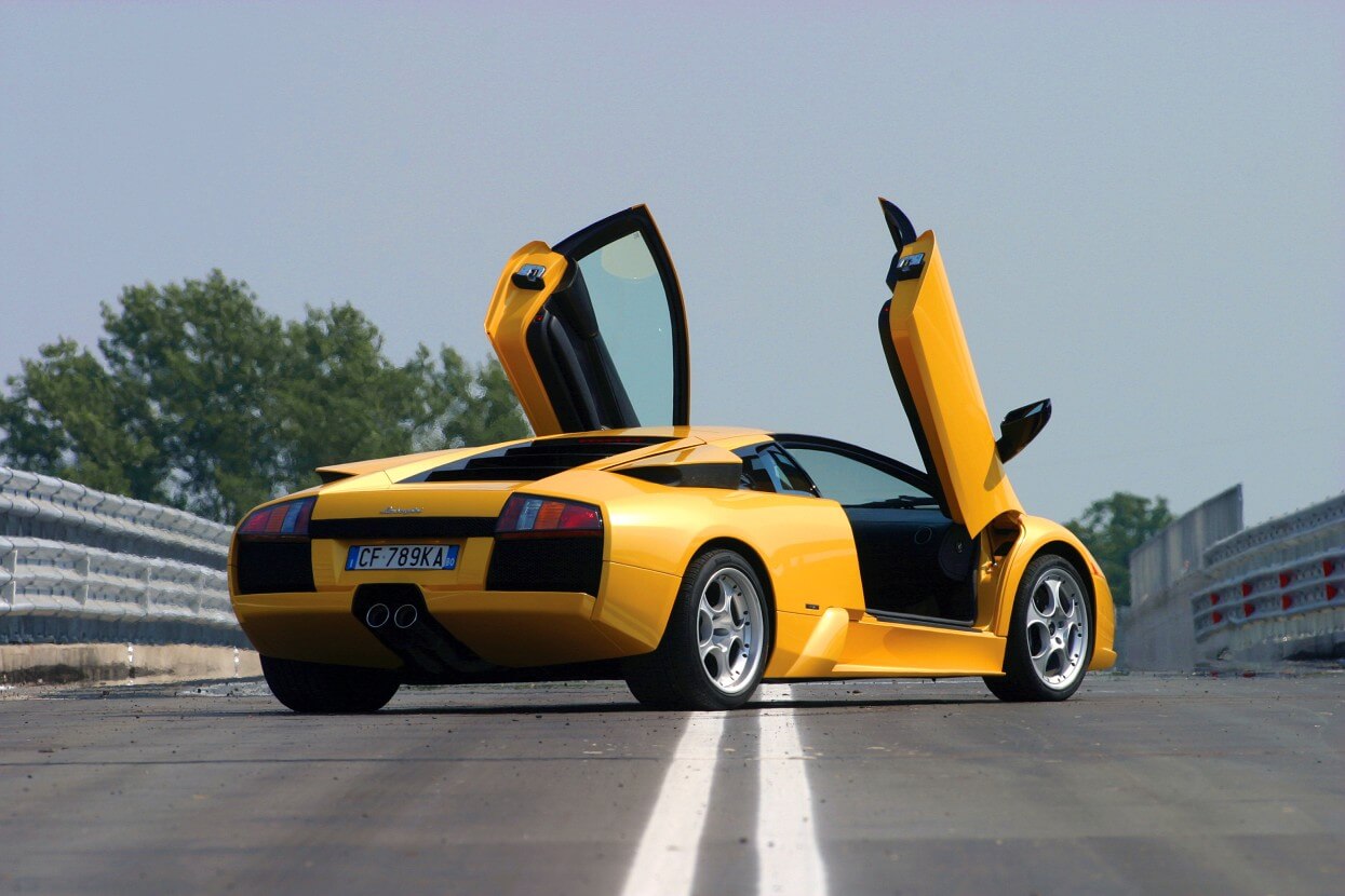 El Lamborghini Murciélago tiene la apertura de puertas tipo "alas de mosca" 