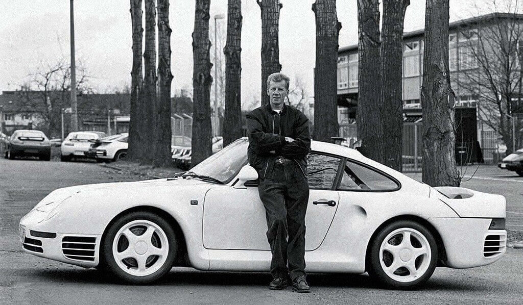 Walter Rohl, piloto probador de Porsche, con el prototipo del 959