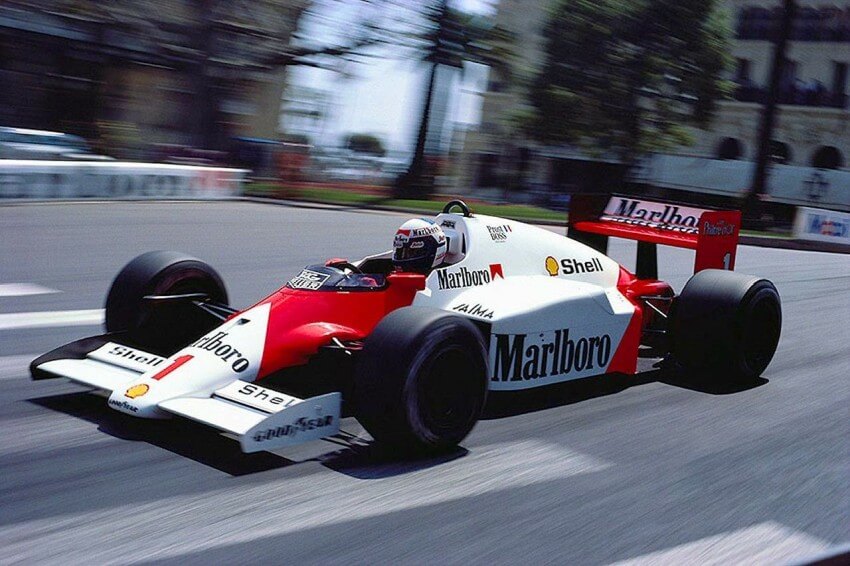 Alain Prost con el McLaren en Mónaco