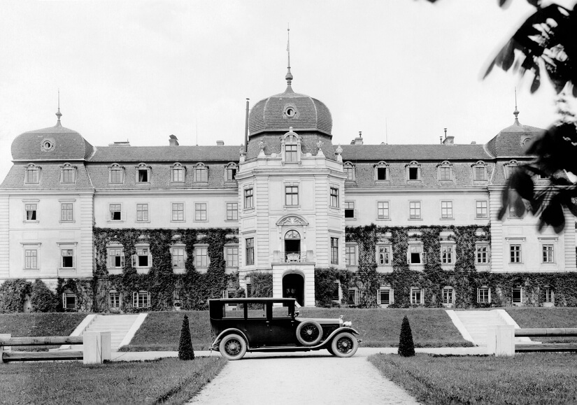 Skoda Hispano Suiza 25/100 PS delante de la residencia oficial
