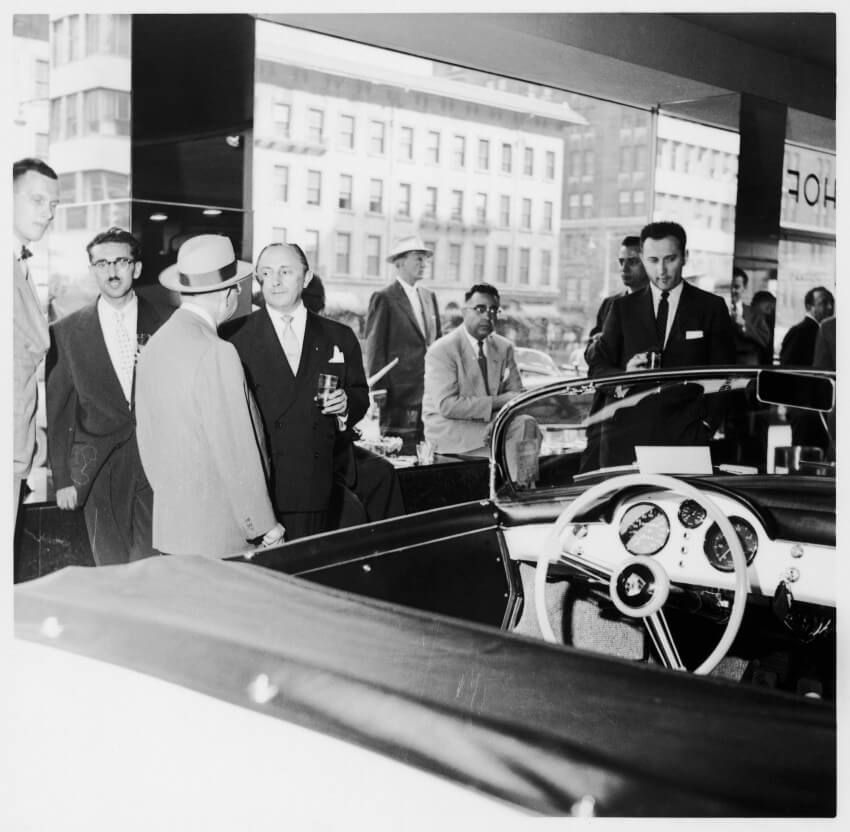 Max Hoffman en su concesionario Porsche en EE.UU
