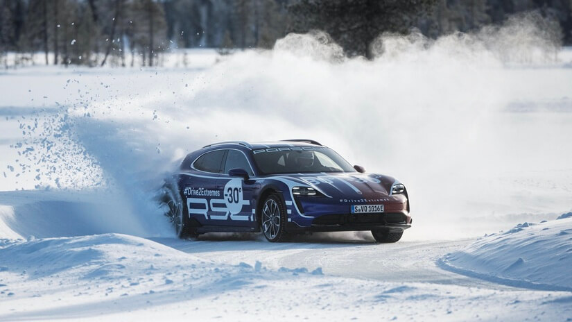 Porsche Taycan Turbo Cross Turismo derrape en nieve
