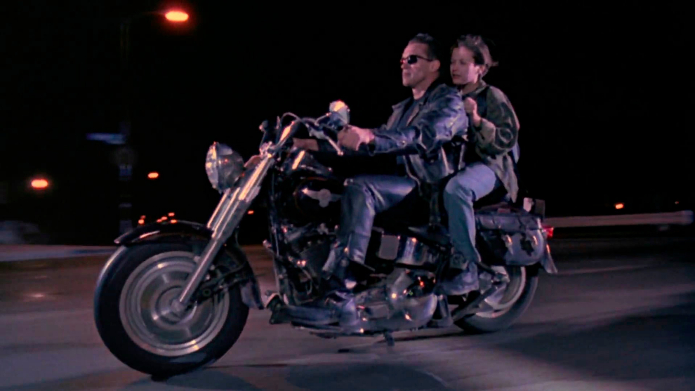 Terminator 2, Arnold Schwarzenegger protagoniza otra persecución que pasó a los anales de la historia del cine. Él interpretaba al robot T800 y, a lomos de una Harley-Davidson Fat Boy