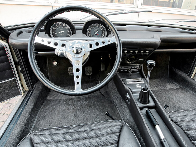 Alfa Romeo Montreal interior