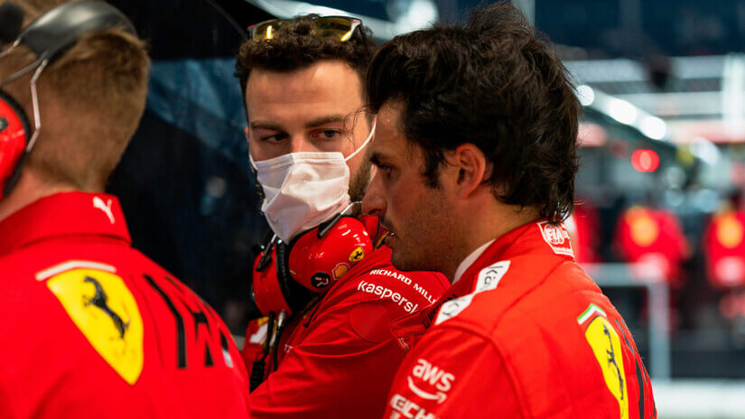 GP F1 Abu Dhabi Carlos Sainz en el box de Ferrari