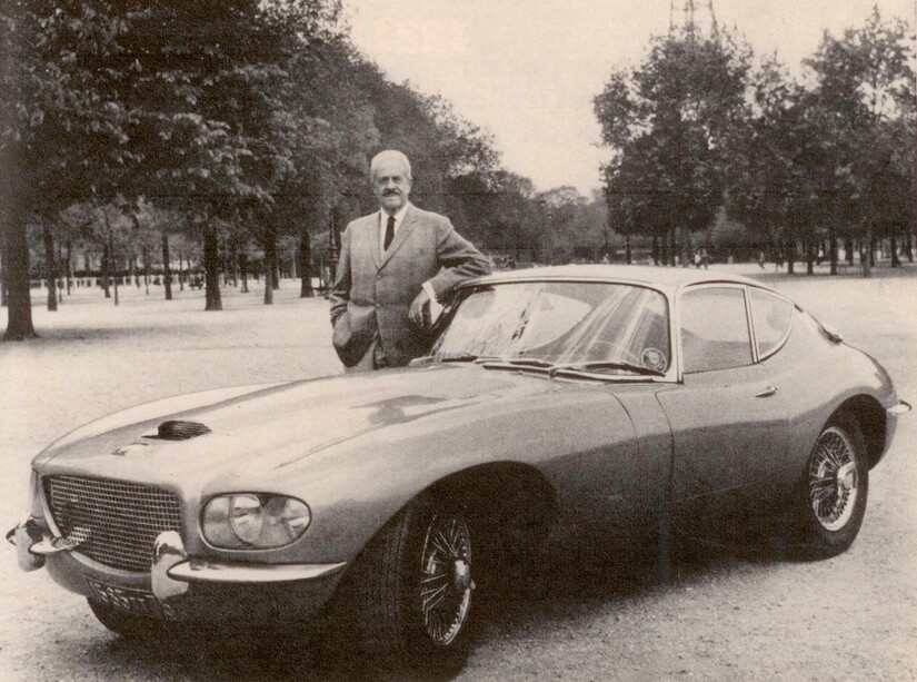 Jaguar E-Type Raymond Loewy posando