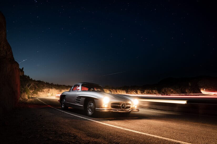 Mercedes Benz 300 SL alas de gaviota de noche