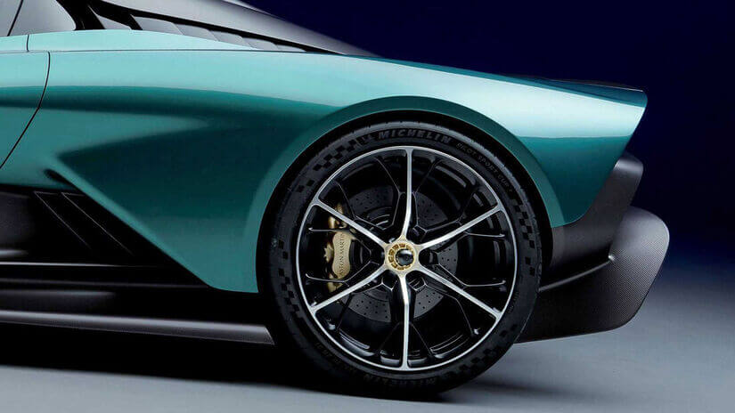 Aston Martin Valhalla neumatico