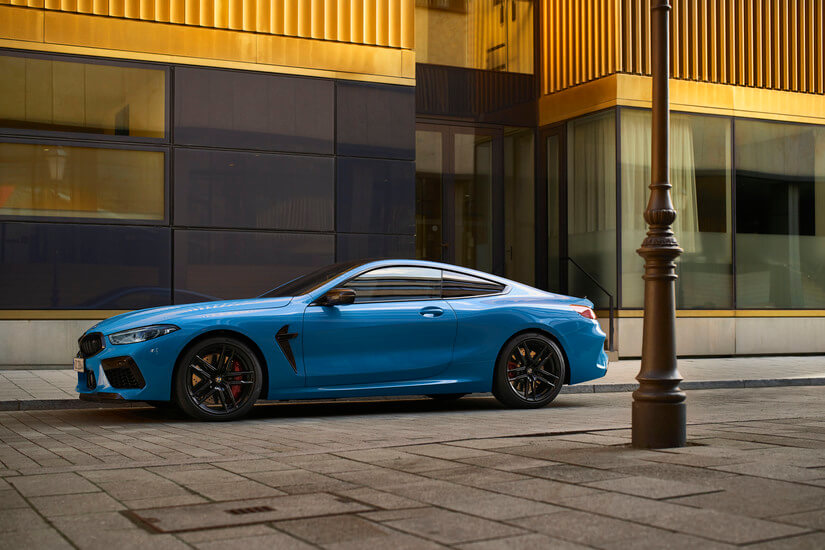 BMW M8 Competition azul de lado