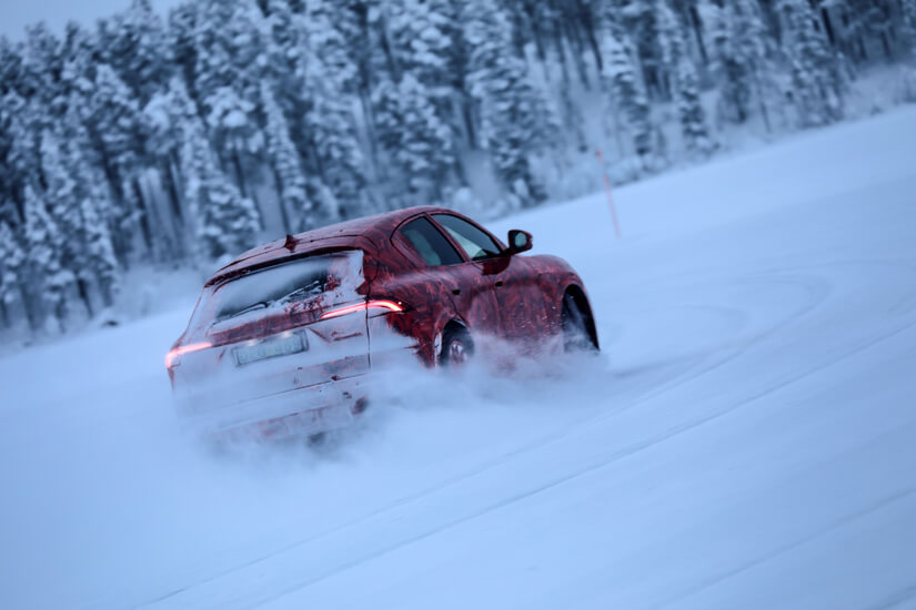 Maserati Grecale en nieve