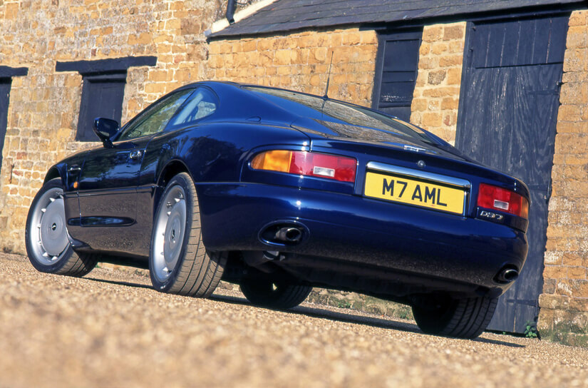 Aston Martin DB7 de lado